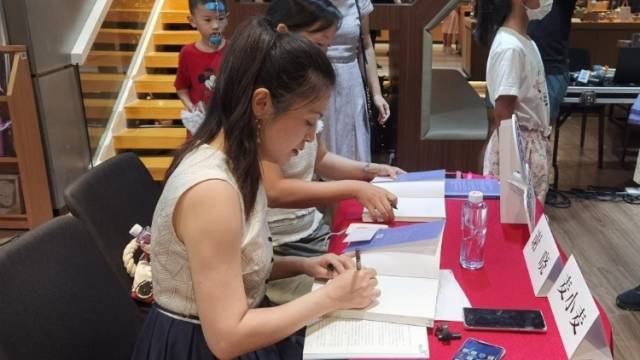 《南周写作启蒙课》新书发布，绘本专家麦小麦分享“带娃读书”诀窍 | 南国书香节