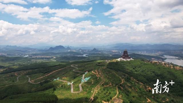 8月17日,夏日蓝天白云下,韶关市回龙山绿荫掩映,张九龄纪念馆清晰可见