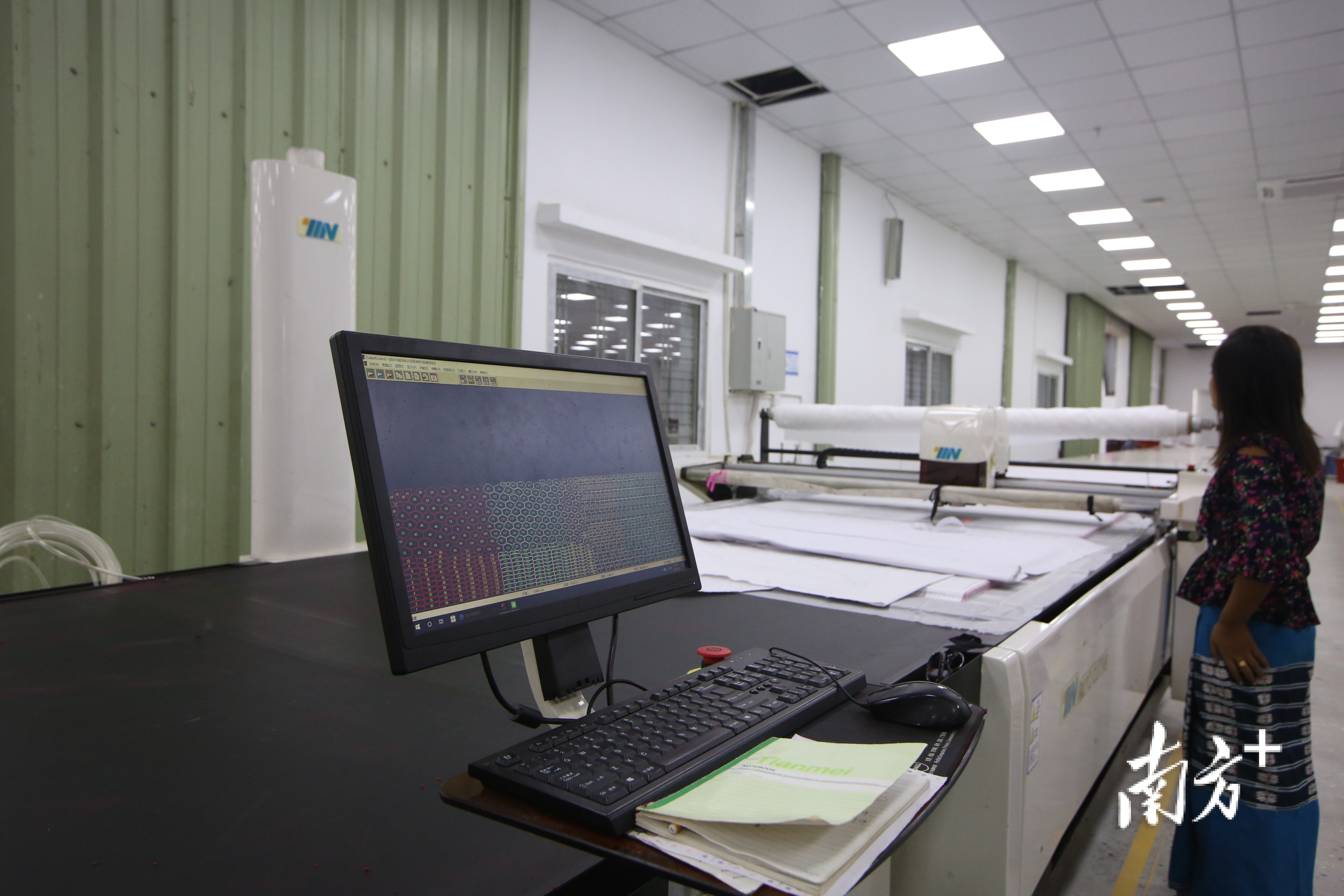 标美缅甸工厂内,工人正在裁床旁作业。企业供图 标美缅甸工厂内,工人正在裁床旁作业。企业供图