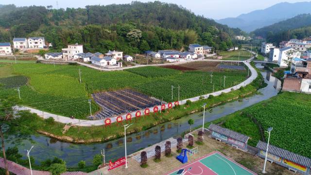 梅州市平远县仁居镇社南村从昔日的省定贫困村蜕变为新农村示范村。 梅州市平远县仁居镇社南村从昔日的省定贫困村蜕变为新农村示范村。