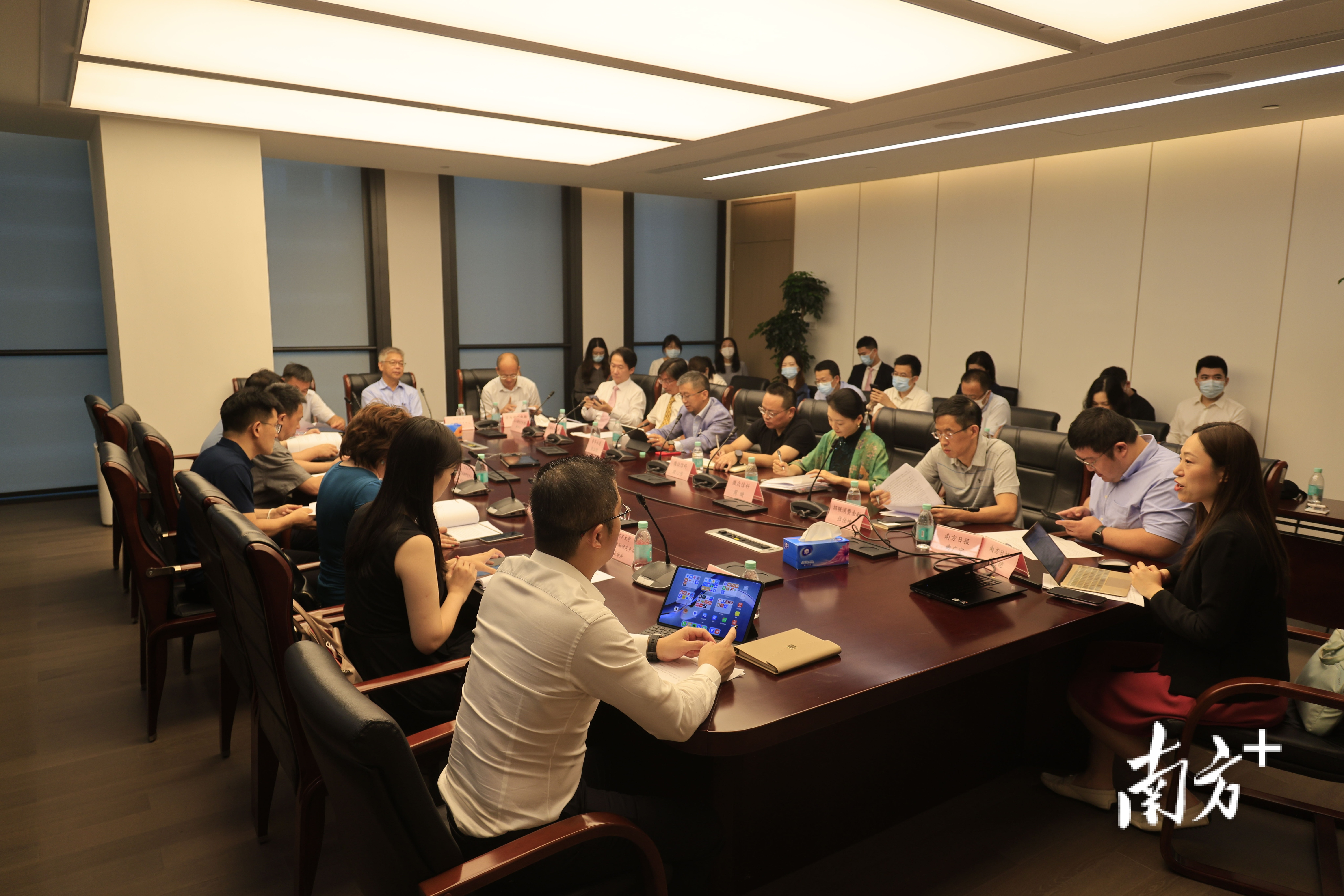 调研团队抵达前海管理局与多家企业进行了座谈。