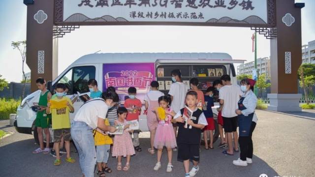 流动书香车开进羊角:“阅读进乡村,书香伴稻香”!