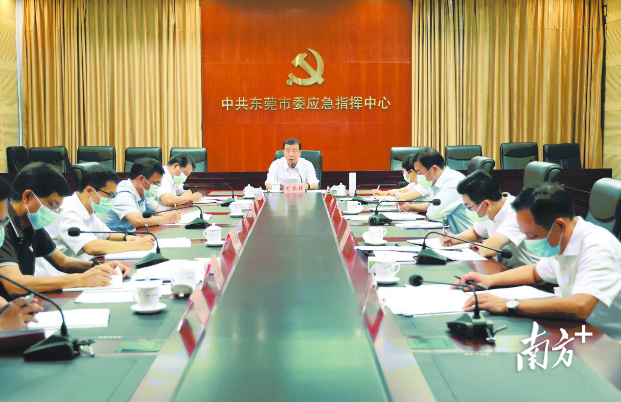 ■8月22日晚,东莞市召开全市三防工作会议,要求严阵以待做好台风“马鞍”防御各项工作。 程永强 摄 ■8月22日晚,东莞市召开全市三防工作会议,要求严阵以待做好台风“马鞍”防御各项工作。 程永强 摄