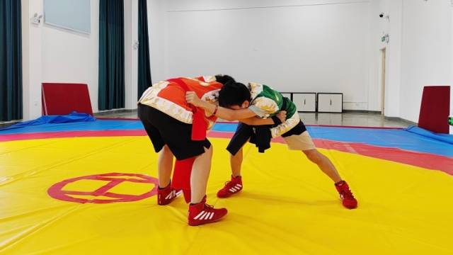 这对喜欢李小龙的潮州摔跤兄弟，小小年纪却身手不凡