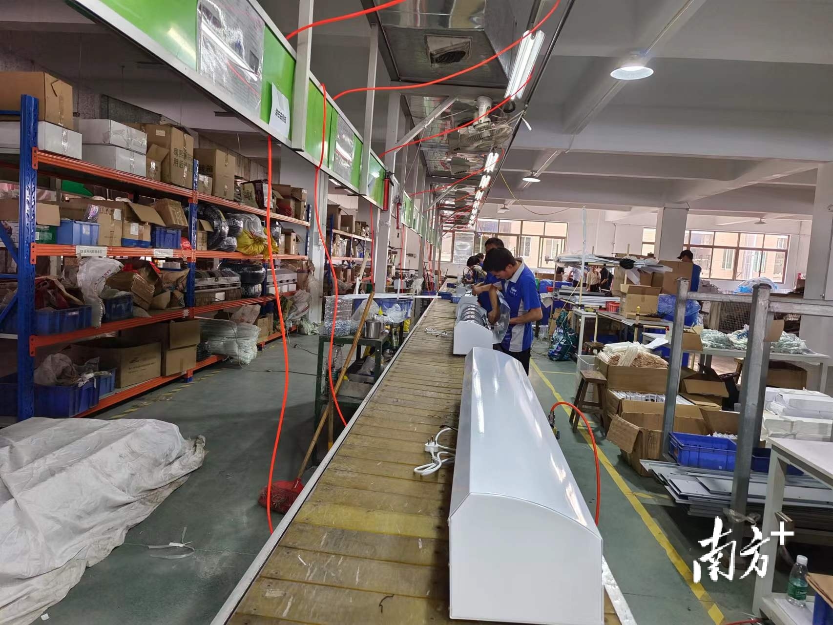 南洋风幕机生产现场。 黄艳姿 摄