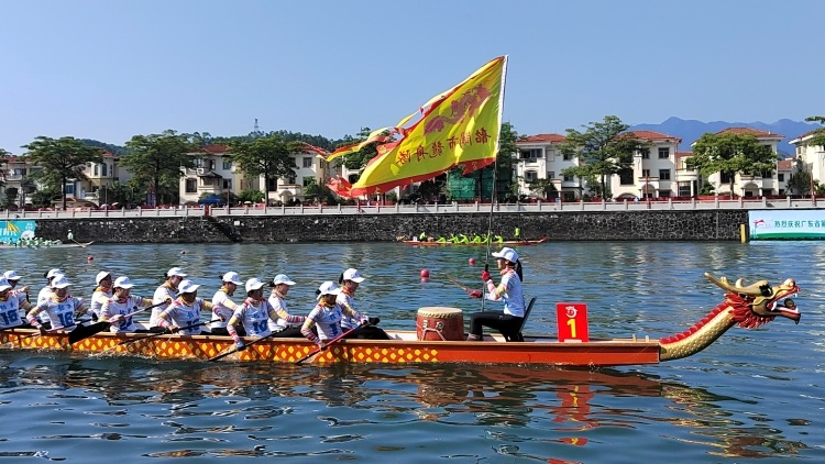 瑶族姐妹逐浪龙舟，南水河上一竞胜负丨少数民族运动会VLOG