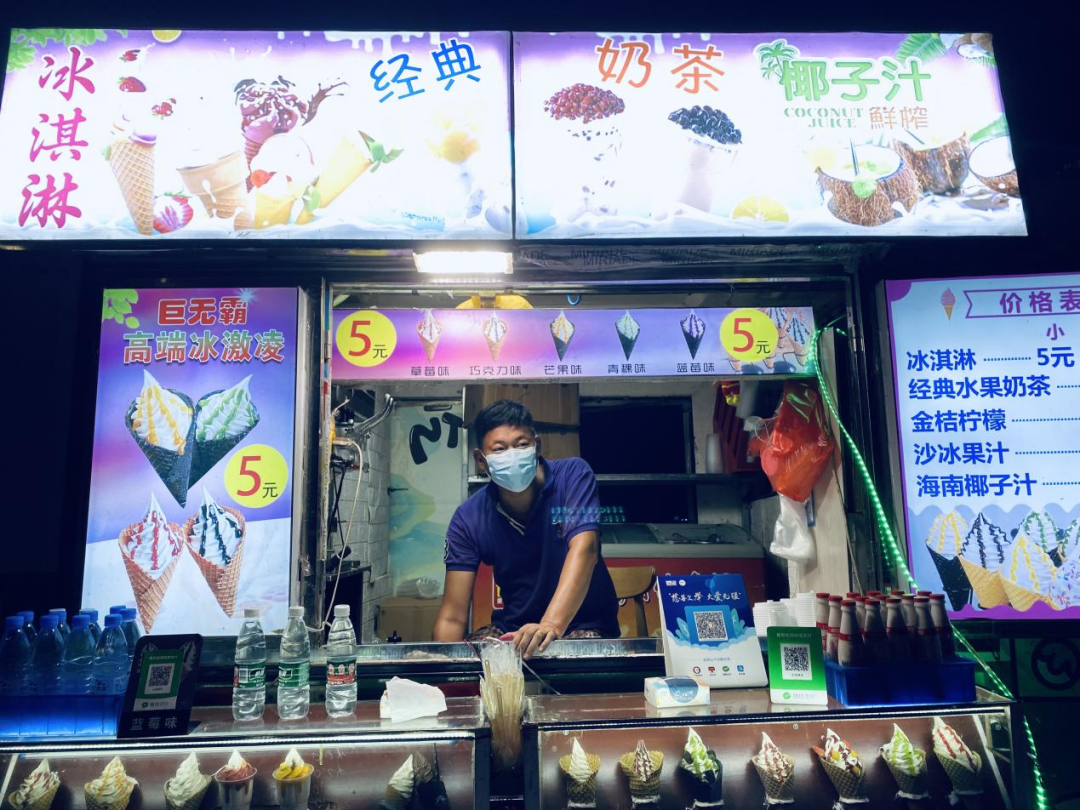 现场加入义卖奉献爱心的雪糕车摊主。 现场加入义卖奉献爱心的雪糕车摊主。