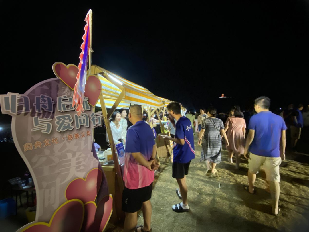 市民游客购买义卖商品。 市民游客购买义卖商品。