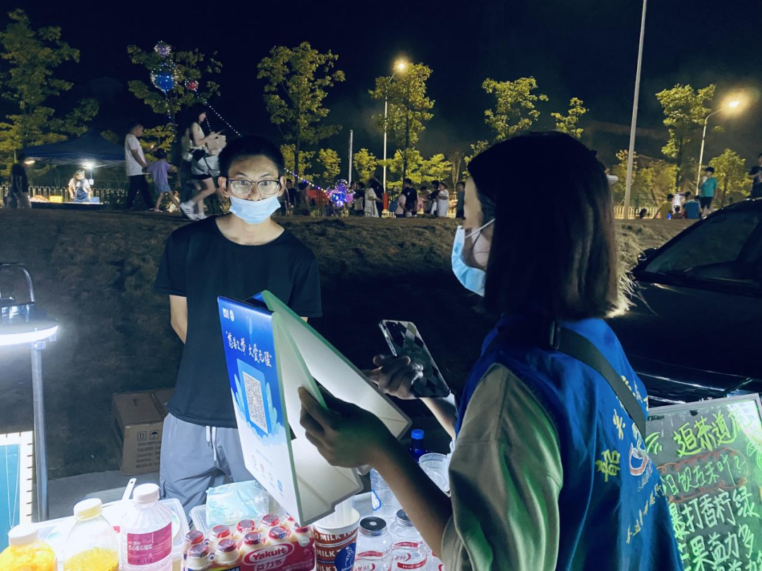 韶关市立德会志愿者向摊主介绍义卖活动。 韶关市立德会志愿者向摊主介绍义卖活动。