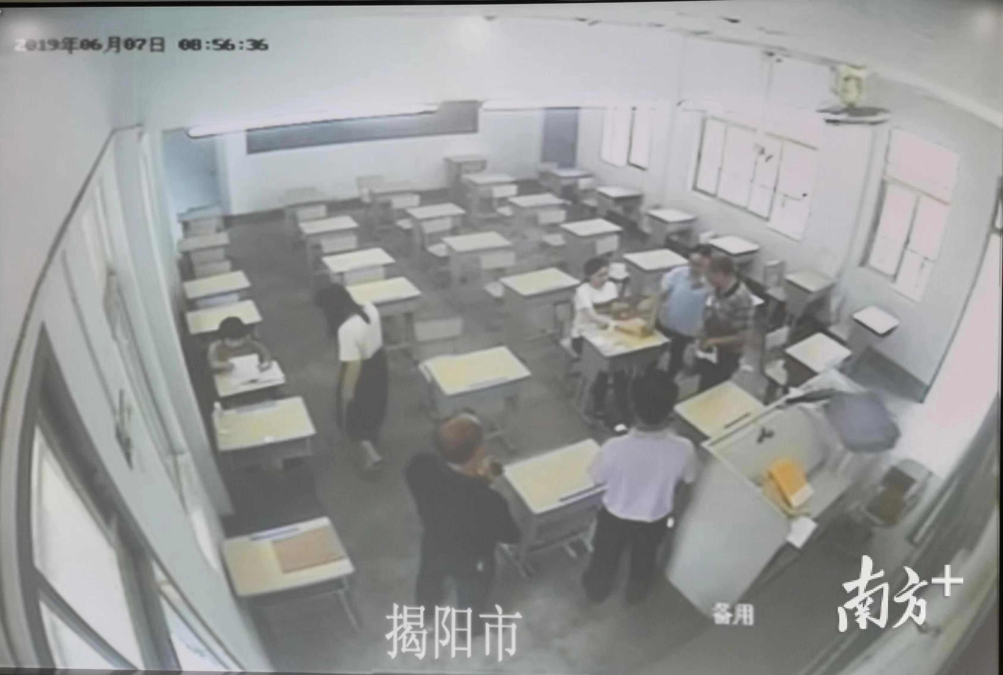 2019年6月7日，在梅峰中学的备用考场里，杨晓婷（右）与另一位特殊考生做好考前准备。 图片为视频监控翻拍