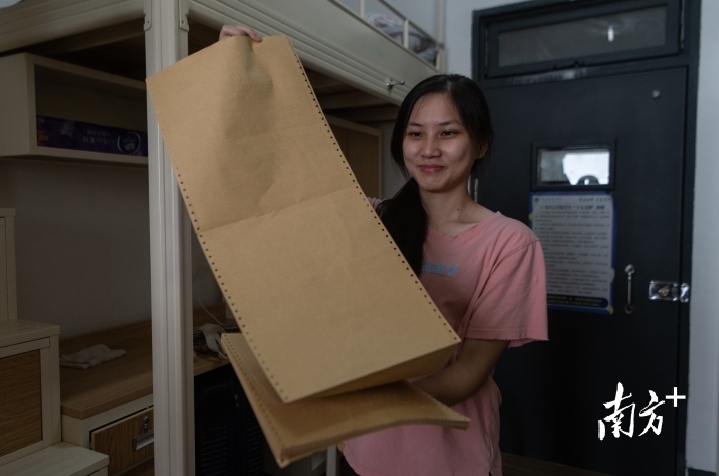 2022年8月28日，通过“专升本”考试被广东白云学院录取的杨晓婷带着一份大学英语四级盲文真题来报到入学。