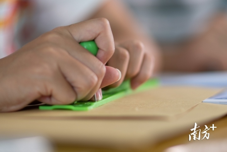 2019年9月19日，杨晓婷上课时用盲文记笔记。