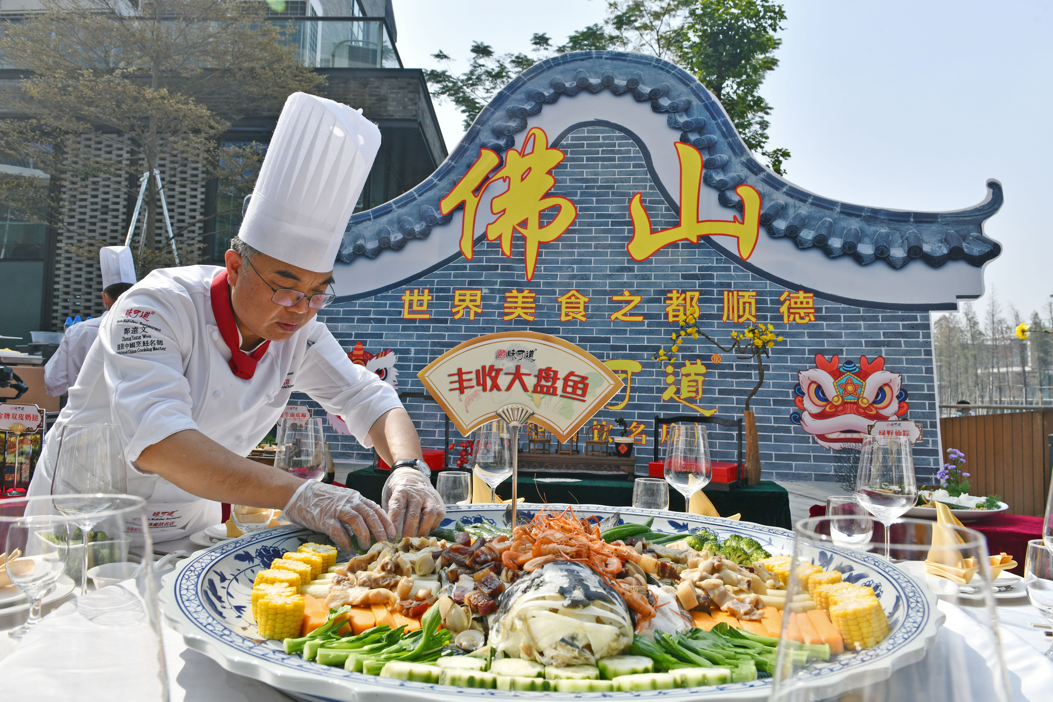 第三届粤港澳大湾区“粤菜师傅”技能大赛暨粤菜文化交流活动在佛山顺德举行。南方日报记者戴嘉信 摄 第三届粤港澳大湾区“粤菜师傅”技能大赛暨粤菜文化交流活动在佛山顺德举行。南方日报记者戴嘉信 摄