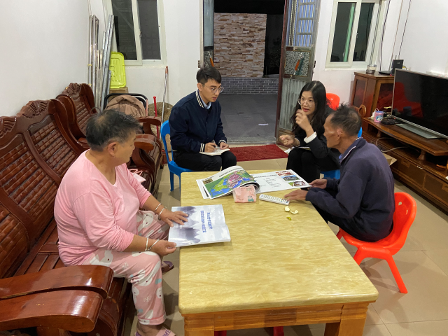 蓝玉霞夜晚入户，为村民详细讲解村企合作项目