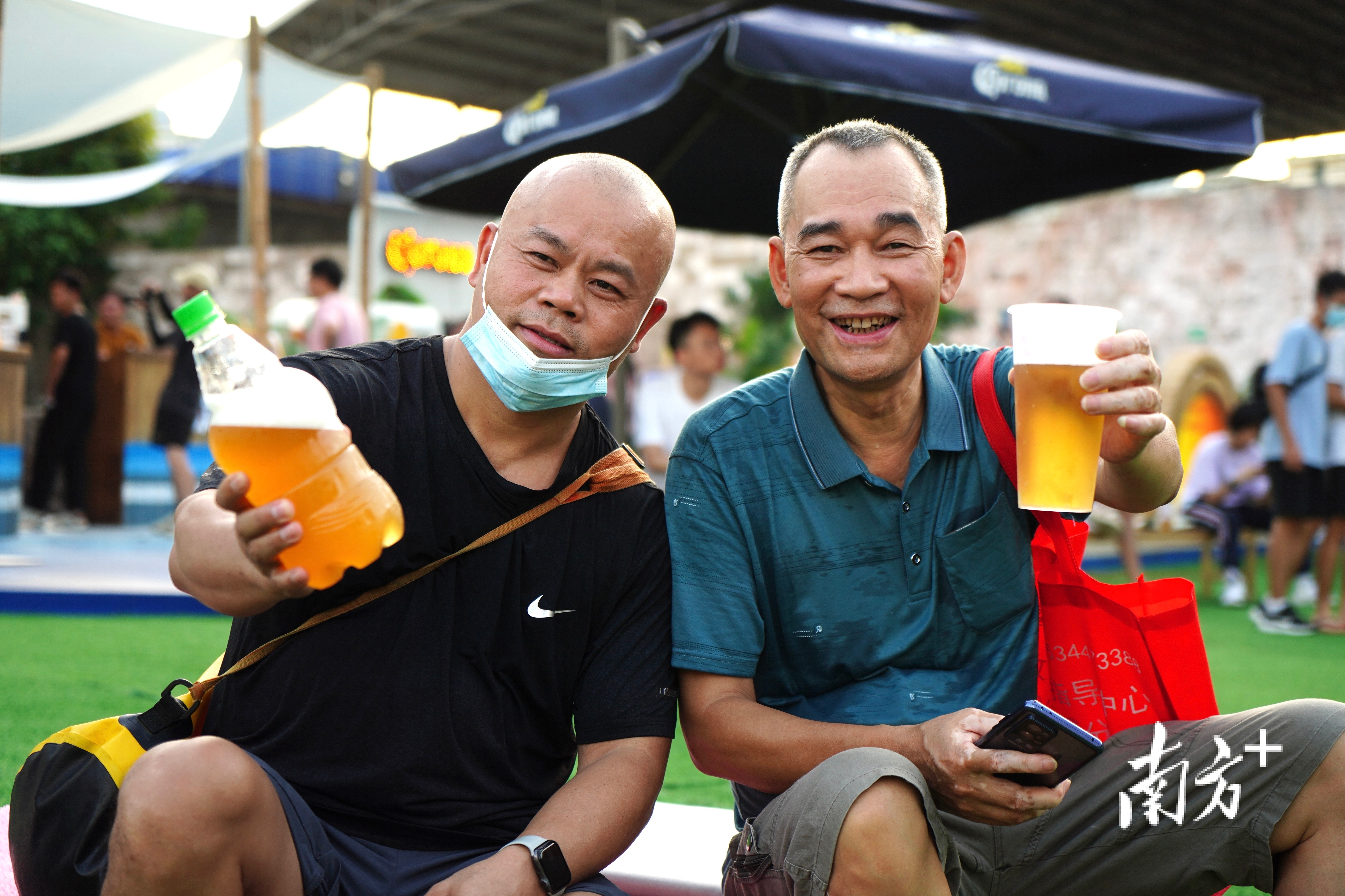 市民游客在啤酒节云秀片区分会场畅饮啤酒。姚佳烁 摄