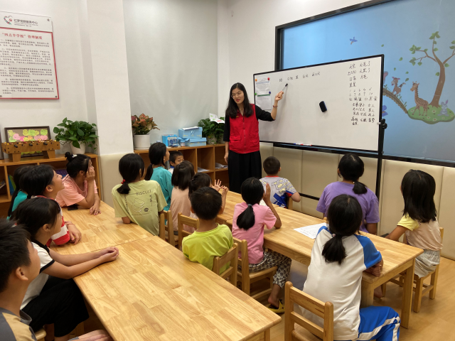 蓝玉霞给村里的孩子上课