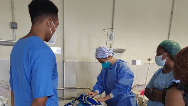 在非洲上班第二天，中国医生就完成了一台高难度手术！