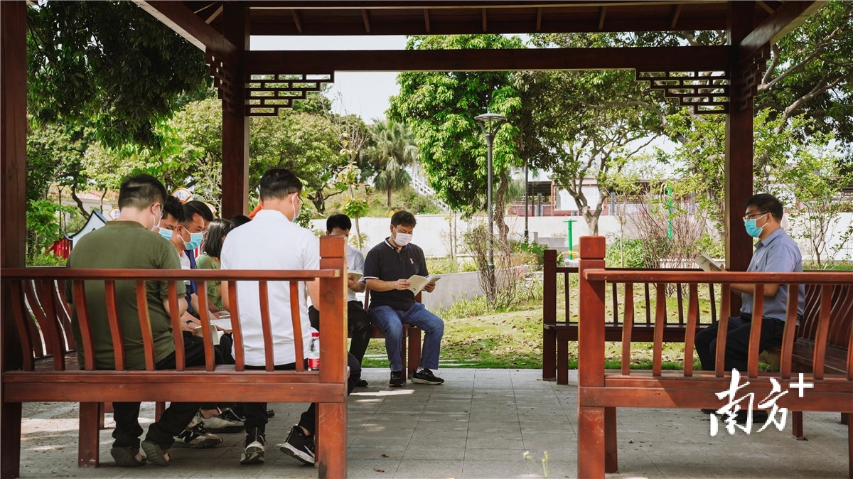 胜前岗村小公园内，党支部书记领读红色经典，讲主题党课。受访单位供图