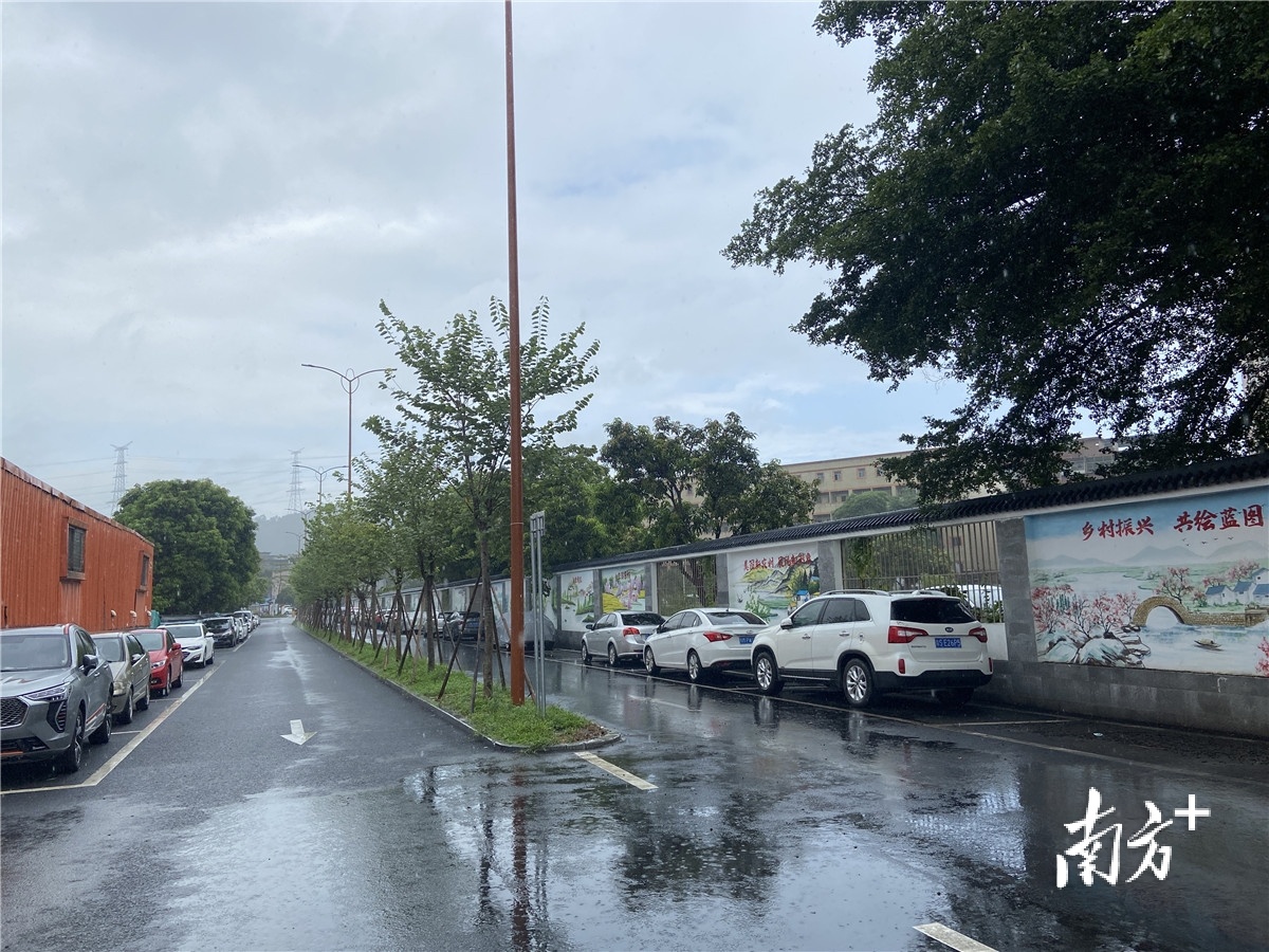 改造后的黄京坑百成一路 。受访单位供图