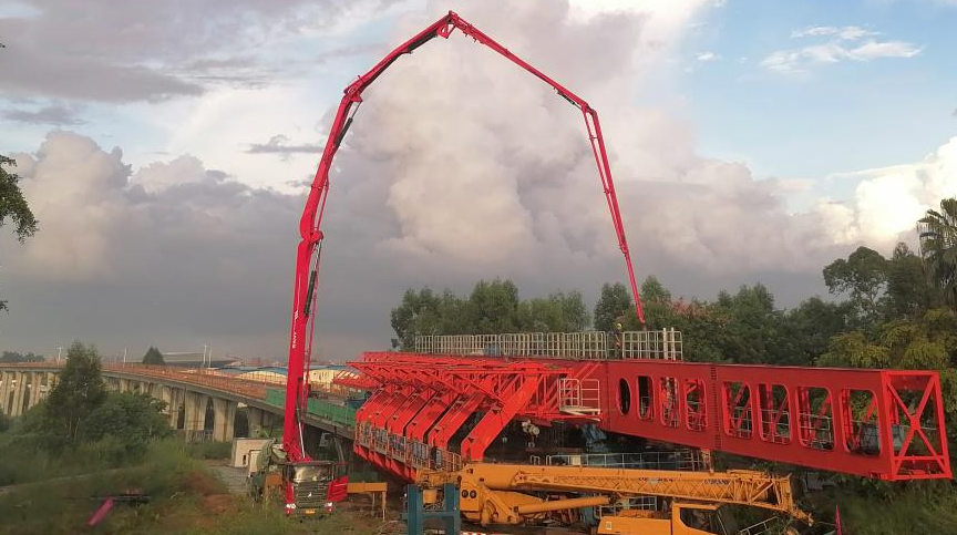 （大科高架区间最后一孔简支梁浇筑完成）