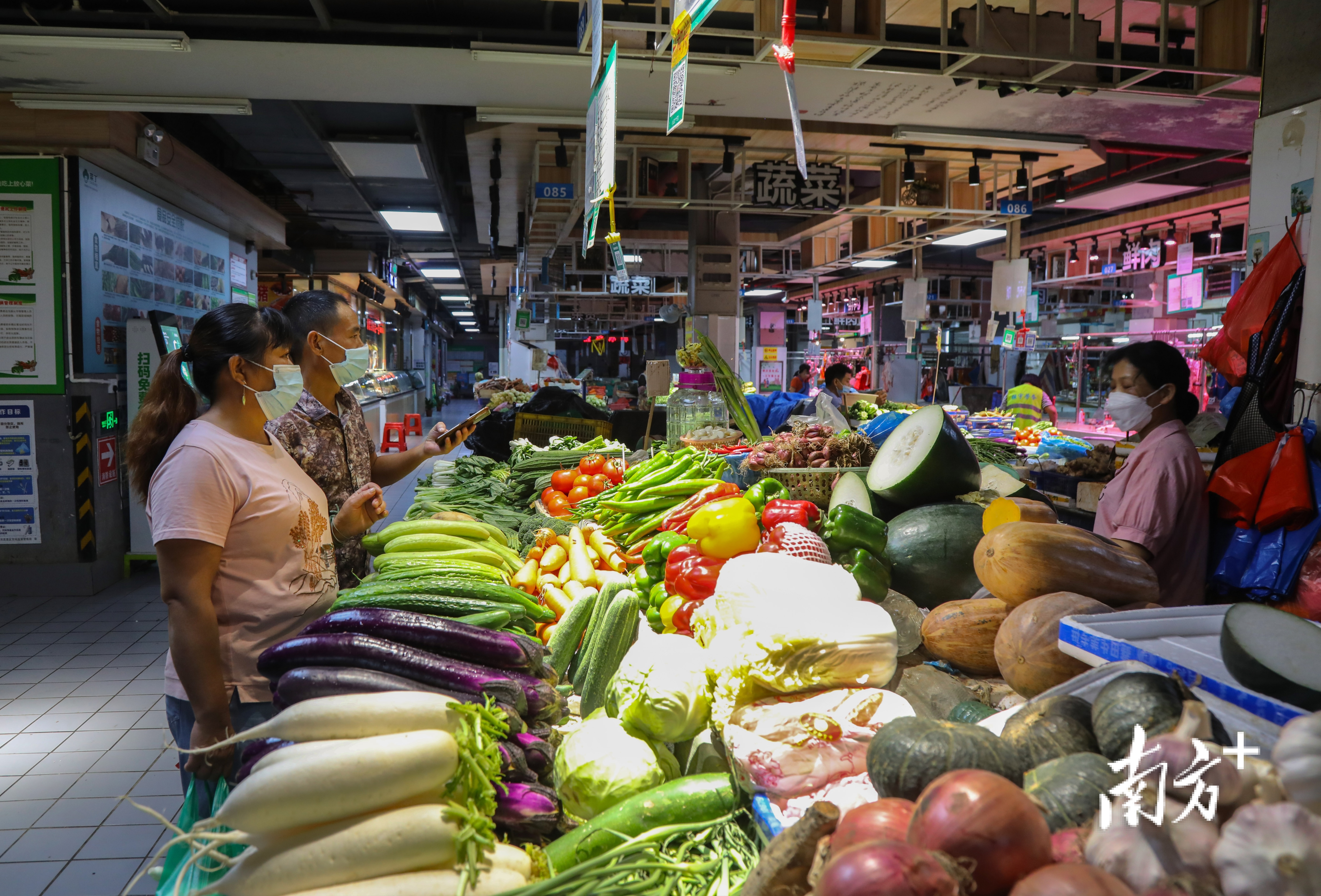 临时管制区域群众在菜丁高要中心市场买菜。梁小明摄