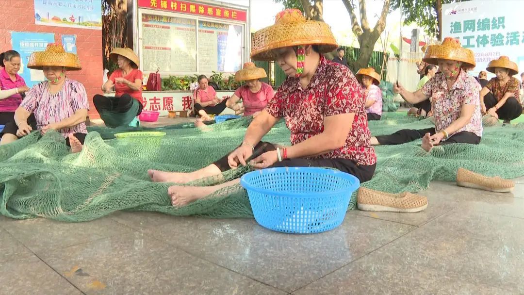 渔网编织手工体验活动上，20多名渔村村民用巧手编织“幸福网”。