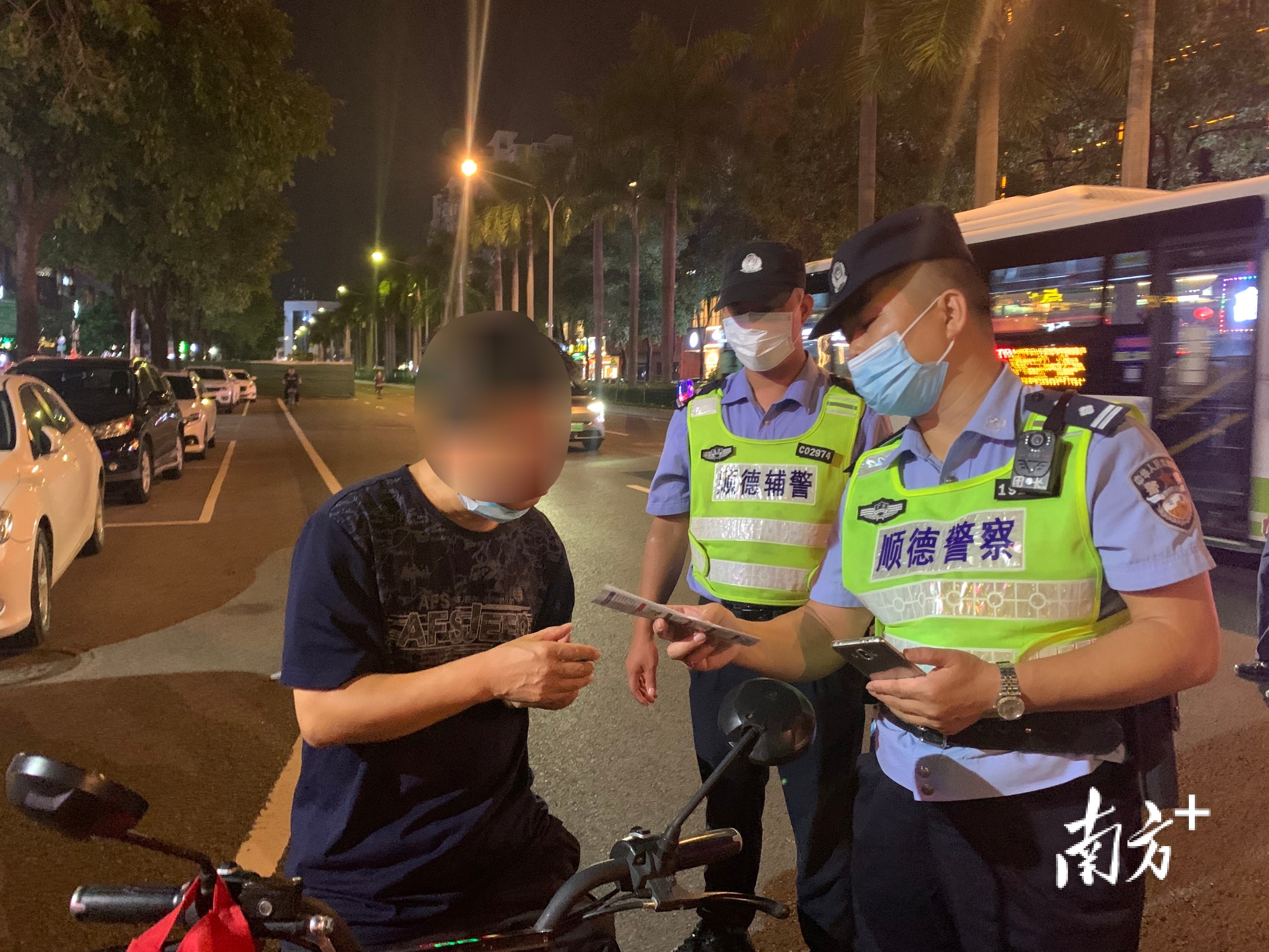 蔡国团与警务室队员在路面巡逻。