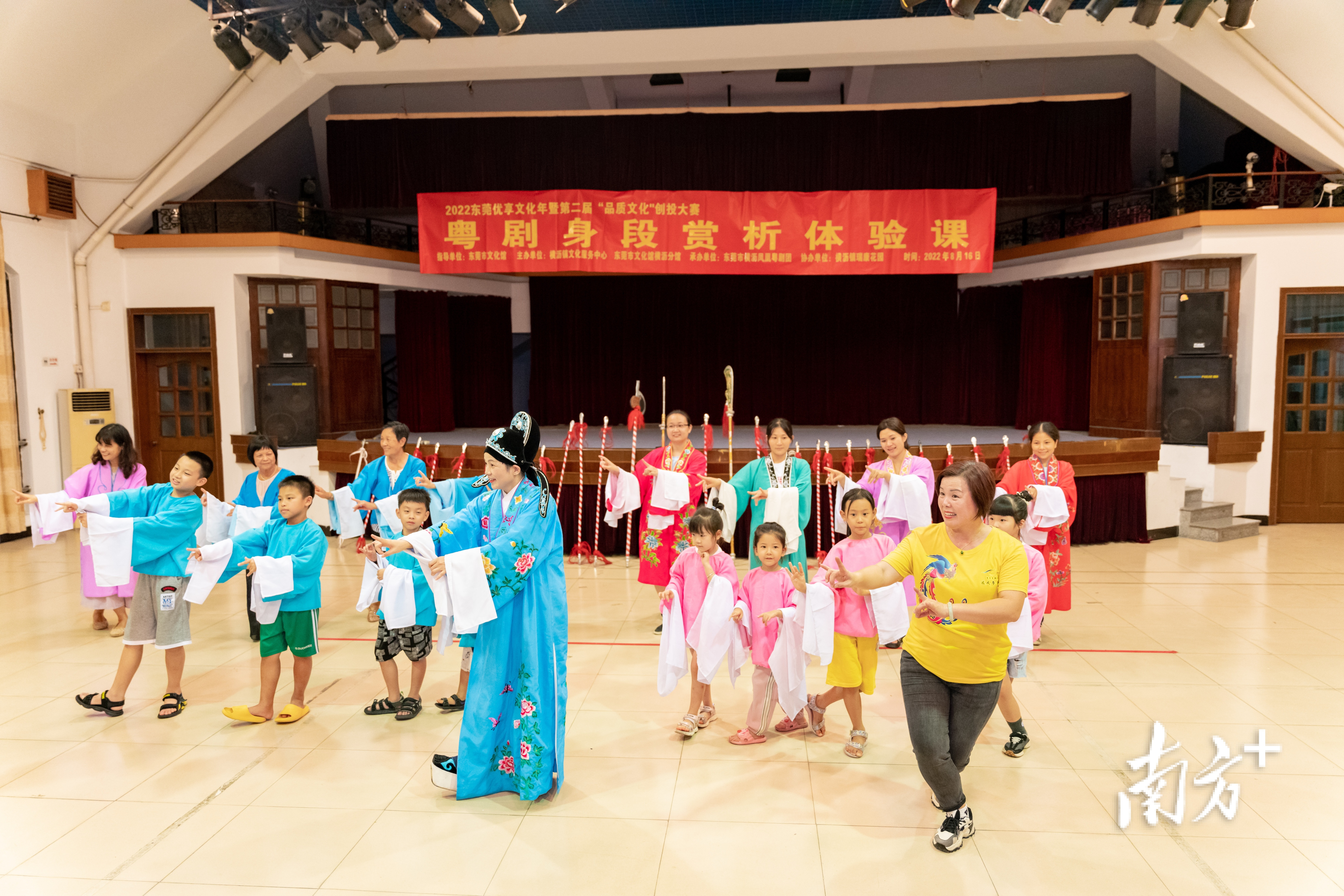 横沥镇凤凰粤剧团开展文艺少年培训课，培养“小小粤剧文化传承人”。受访单位供图