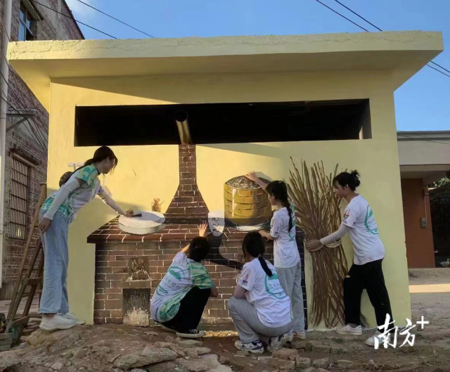 实践队员打造“三维立体灶台”旅游打卡点。唐瑜蔚摄