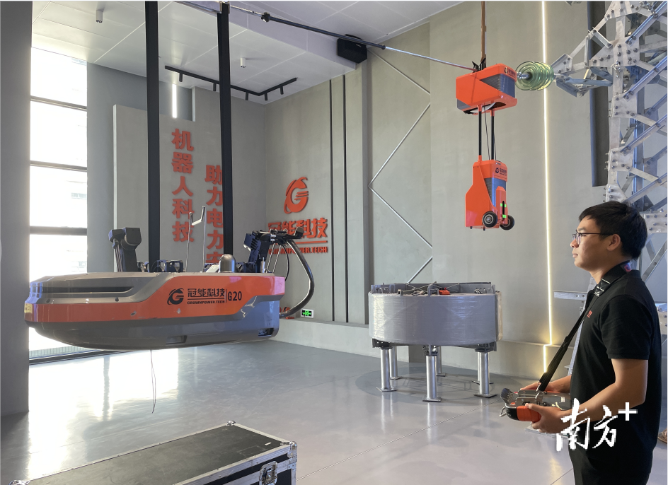 技术人员在调试设备。王芃琹 摄 技术人员在调试设备。王芃琹 摄