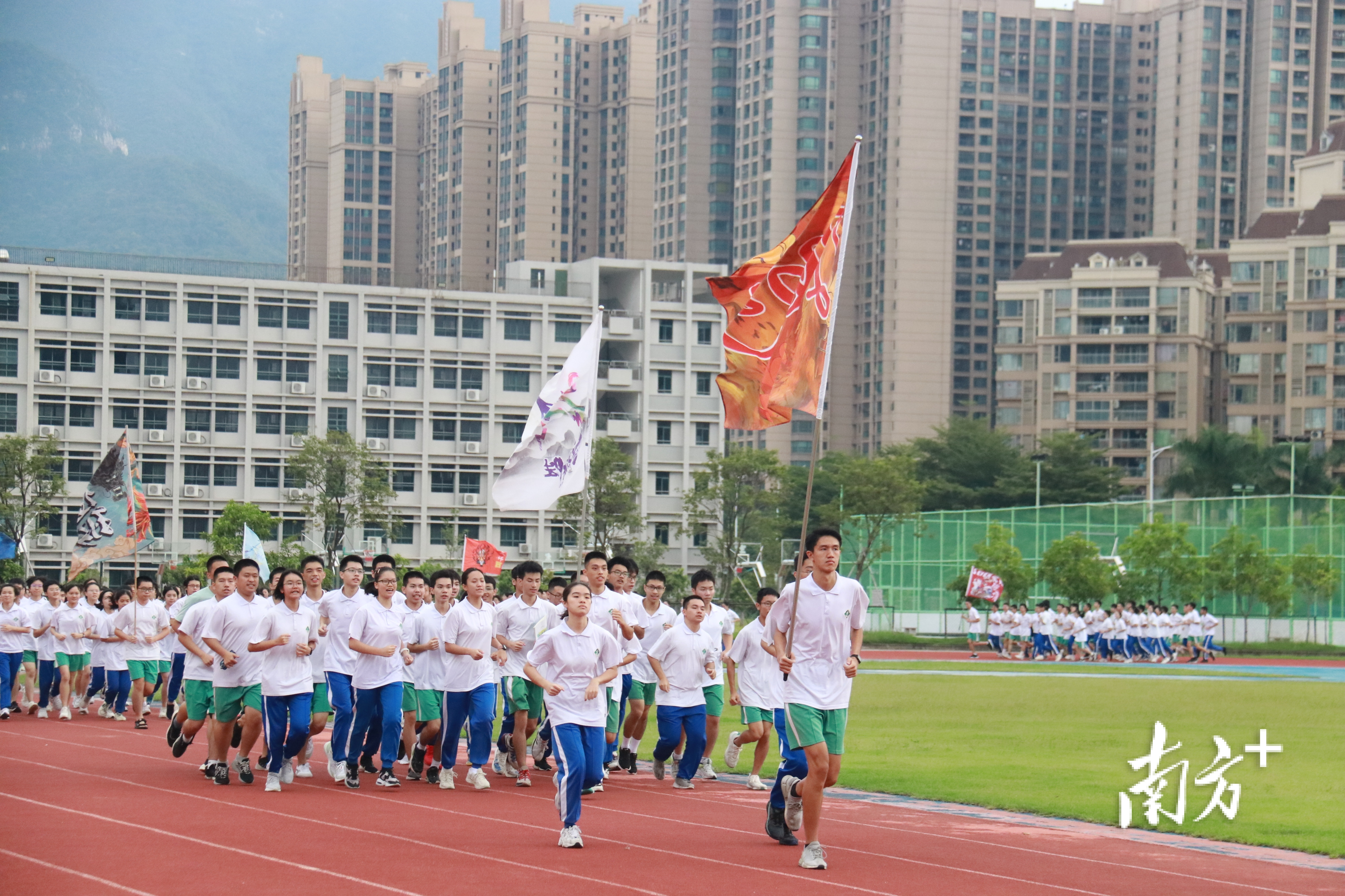     广东肇庆中学学生启动“开学第一跑”。受访学校供图