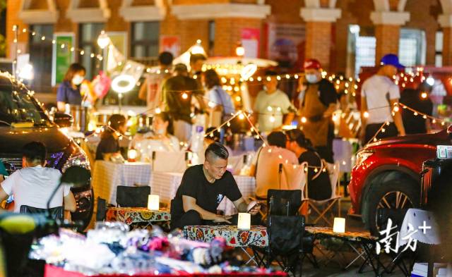 广东中山,后备箱夜市让沙岗墟的夏日夜晚更加热闹.&nbsp
