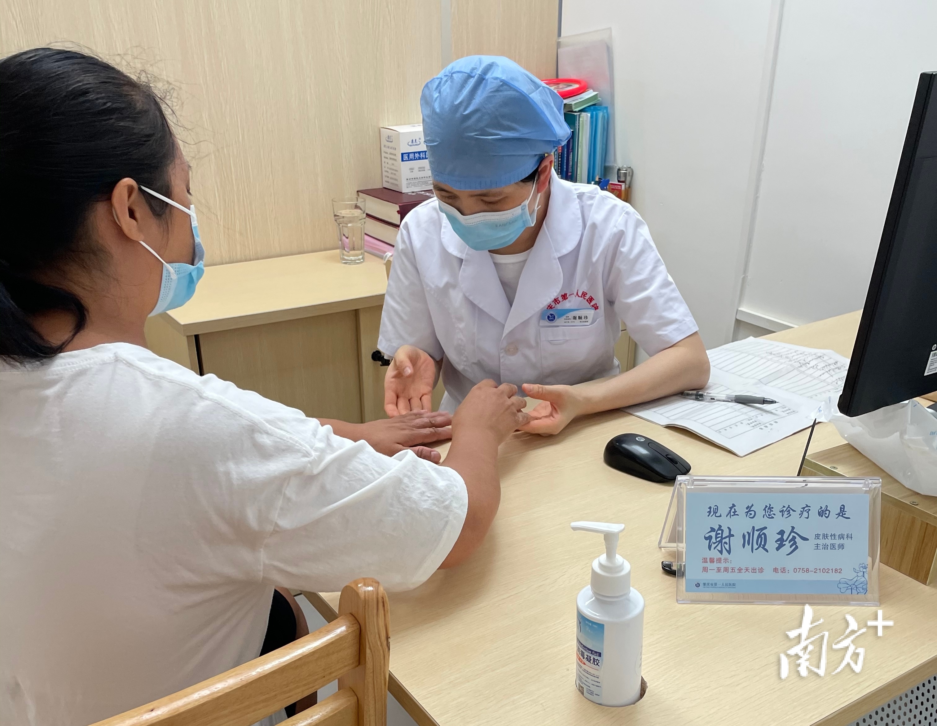 谢顺珍为病人看诊。王焌鑫 摄 谢顺珍为病人看诊。王焌鑫 摄