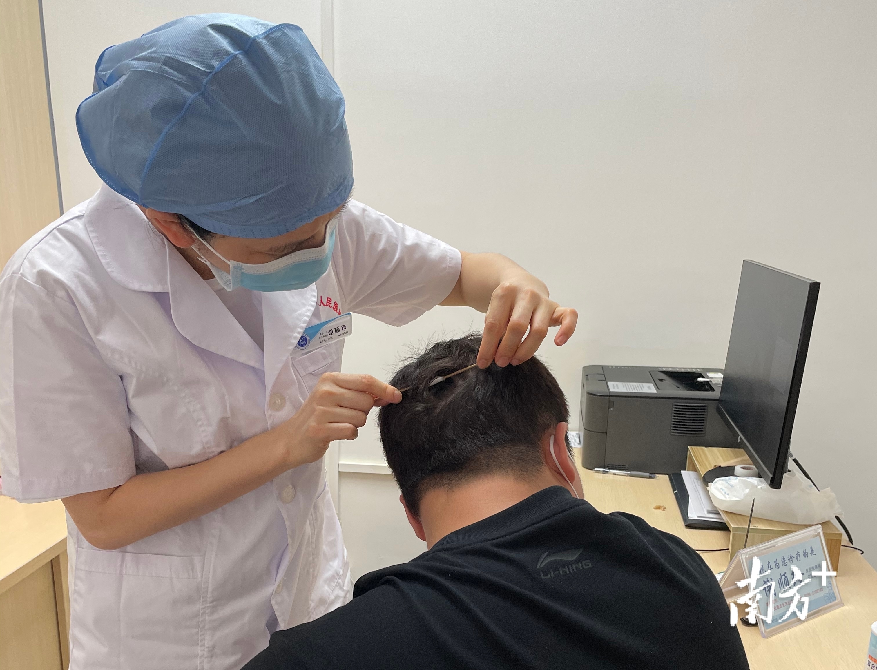 谢顺珍(左)为病人看诊。王焌鑫 摄 谢顺珍(左)为病人看诊。王焌鑫 摄