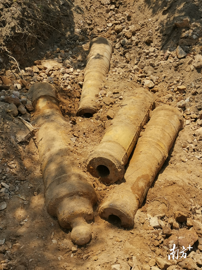 9月6日出土后的4门古炮。