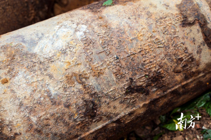 古炮表面清晰可见的铭文。