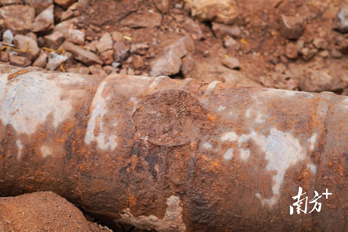 古炮上被毁坏的炮耳。