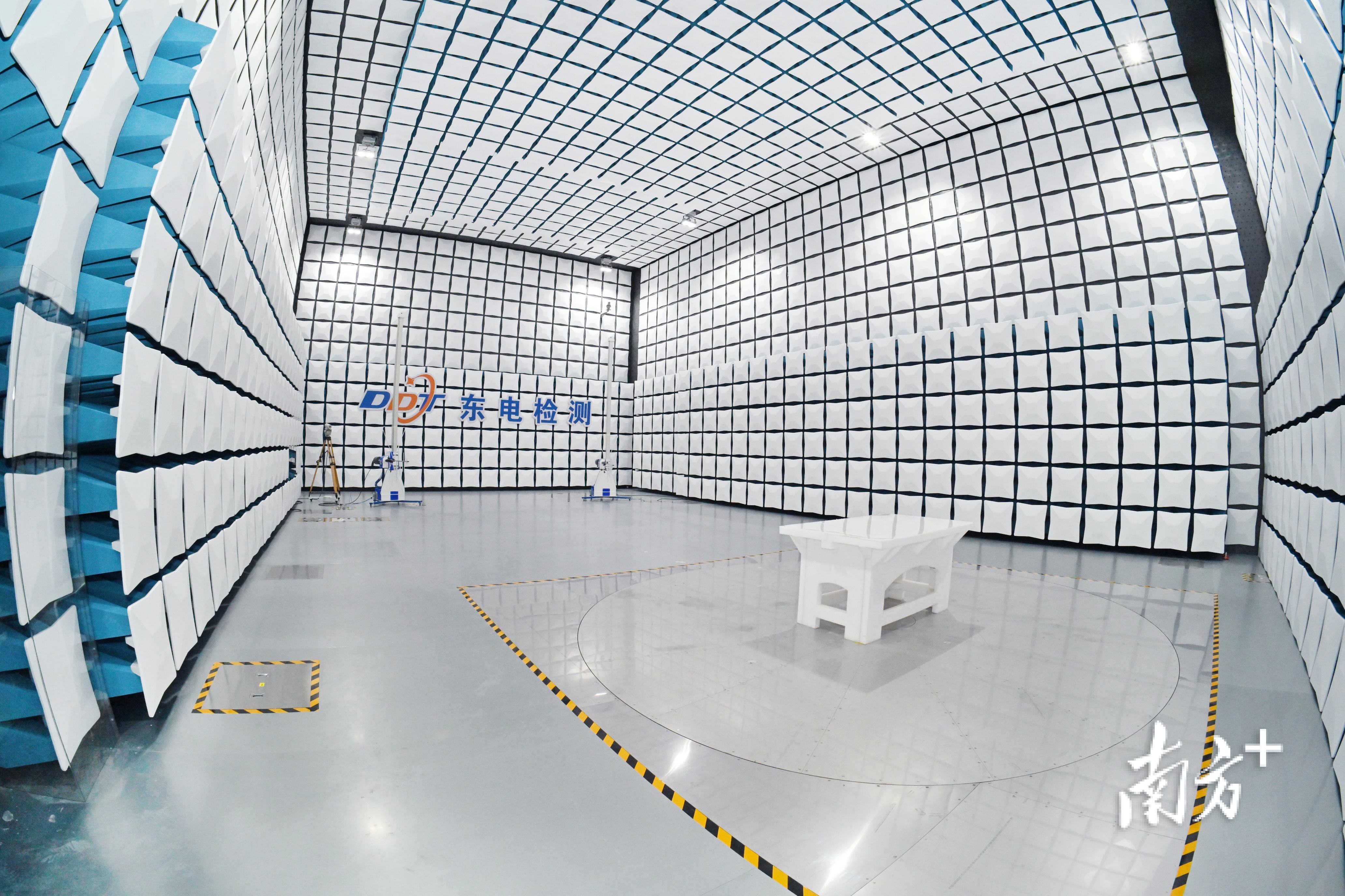 电研院的电磁兼容公共实验室-10米法电波暗室，为企业提供检测服务。