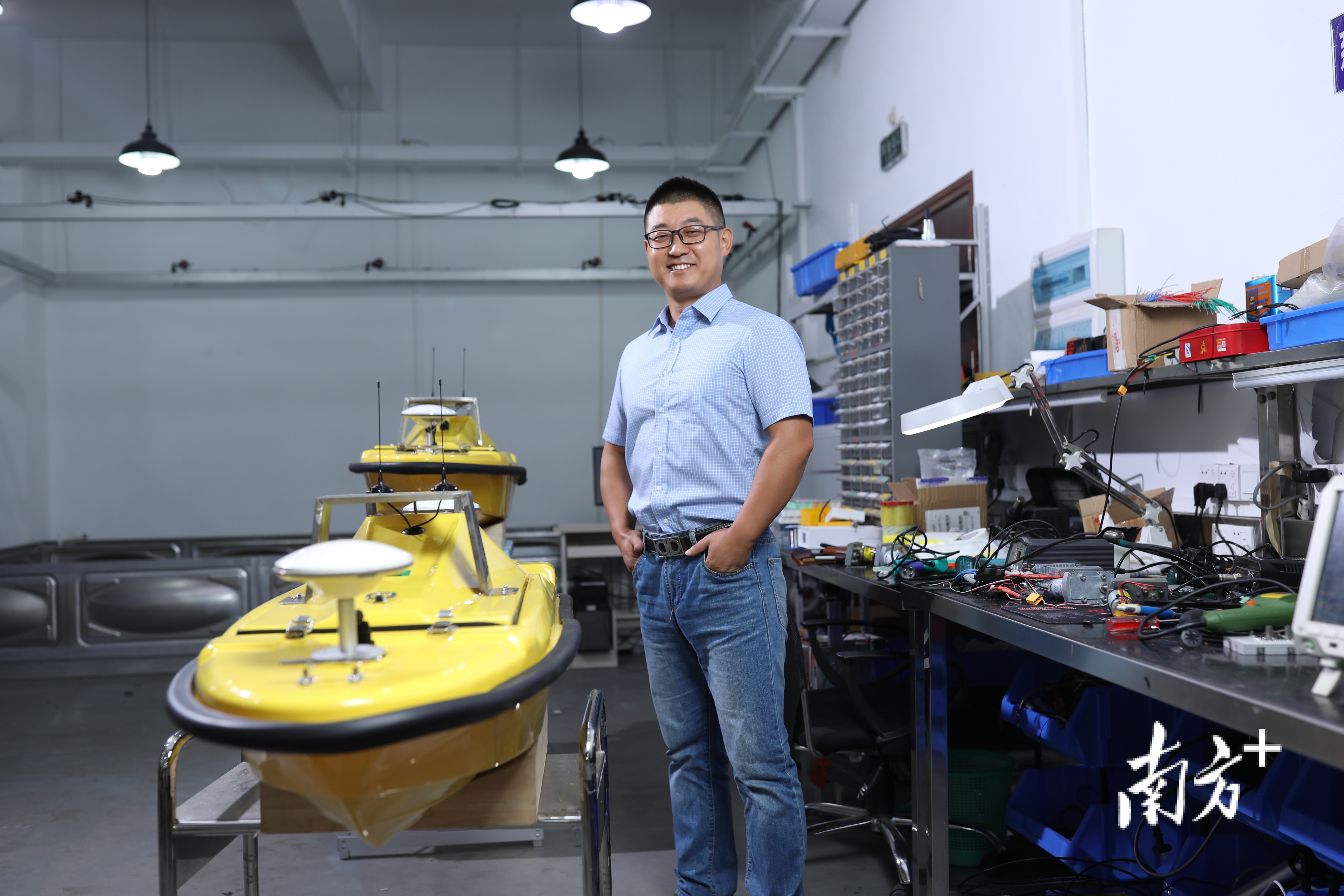 东莞小豚智能技术有限公司总经理耿涛在展示无人艇产品。