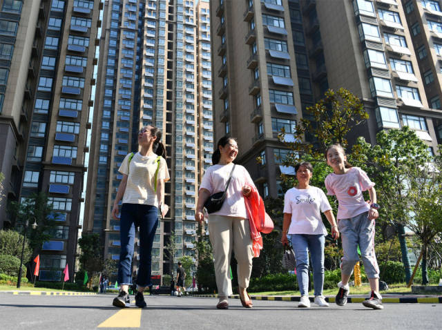 安徽省合肥市包河区同安街道甘棠苑小区回迁居民在小区内散步（2020年9月5日摄）。新华社记者 刘军喜 摄
