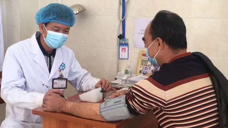 乡村医疗迎巨变，新增万座标准化卫生站 | 广东三农这十年
