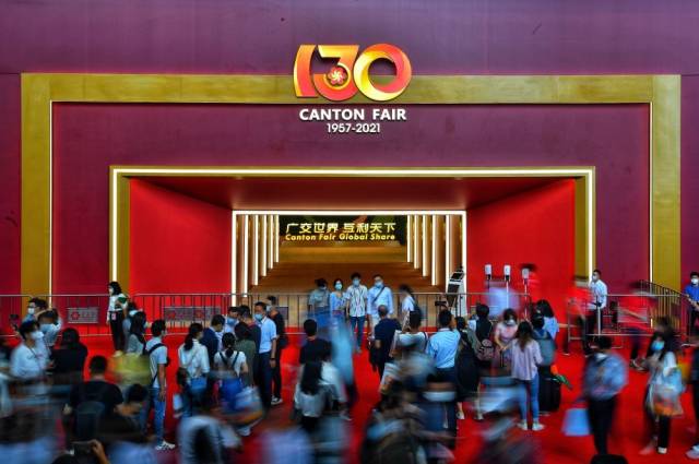 参展人员在第130届广交会现场（2021年10月15日摄）。新华社记者 刘大伟 摄