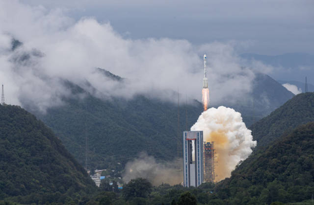 2020年6月23日，我国北斗三号全球卫星导航系统最后一颗组网卫星在西昌卫星发射中心点火升空。新华社记者 江宏景 摄