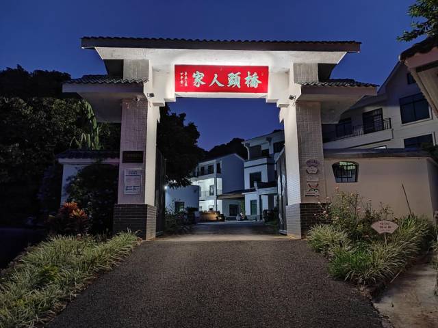 外立面改造和“四小园”建设等乡村风貌提升工程推进,让村民的闲置宅基地,成为人们热捧的乡村民宿。 外立面改造和“四小园”建设等乡村风貌提升工程推进,让村民的闲置宅基地,成为人们热捧的乡村民宿。