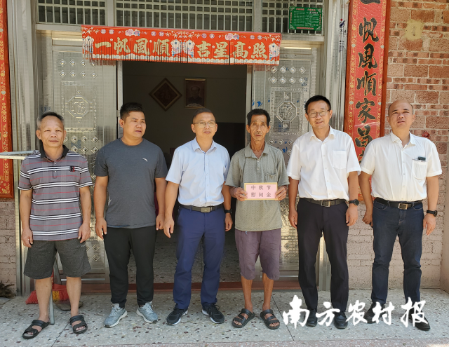 驻那霍镇帮扶工作队协同新塘村两委干部对新塘村五保户、低保户等88户农户和老党员、优秀教师、优秀学生进行走访慰问。