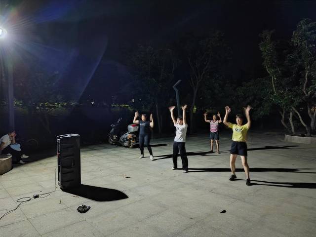 夜间的广场舞,成为村民们不可或缺的娱乐生活。 夜间的广场舞,成为村民们不可或缺的娱乐生活。