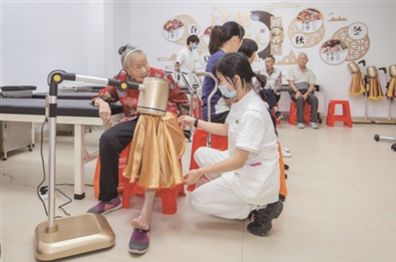 三水区云东海街道社区养老服务中心投用，理疗师为老人做艾灸。