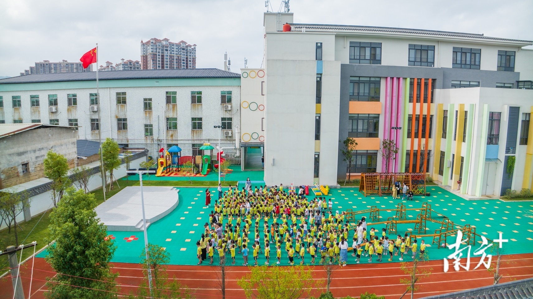 9月1日当天上午，蕉城镇中心幼儿园在新建的体育场举行开学仪式。徐志宝摄