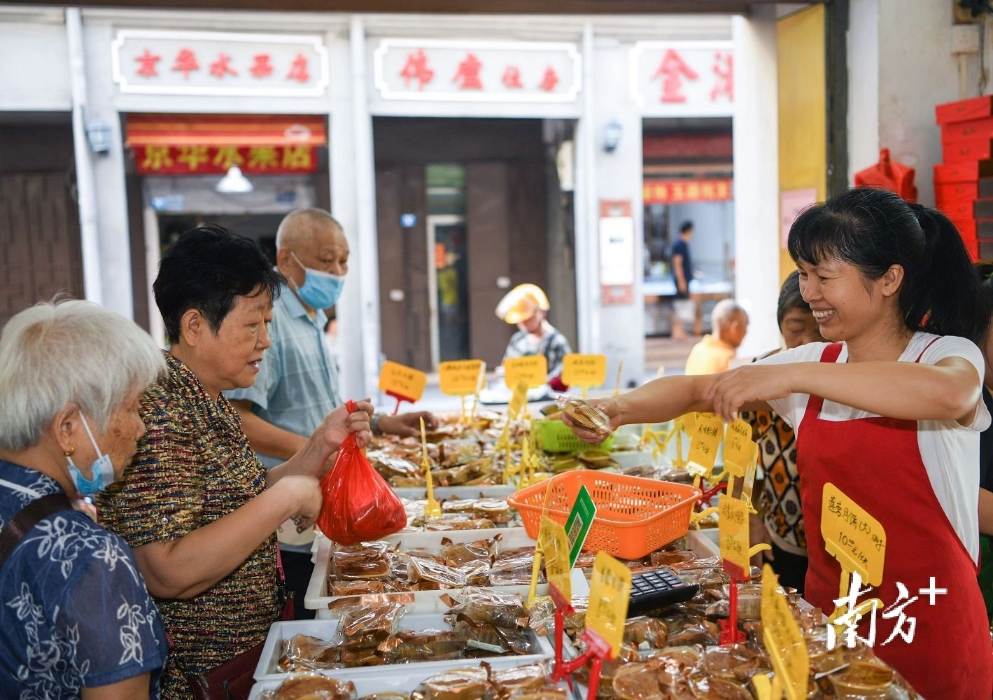 在梅城，以油罗街为代表的老街汇集了许多老字号客家美食，吸引八方游客到来。南方日报记者 何森垚 摄