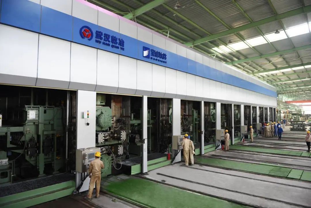 诚德新材料车间内，工人正在进行生产作业。